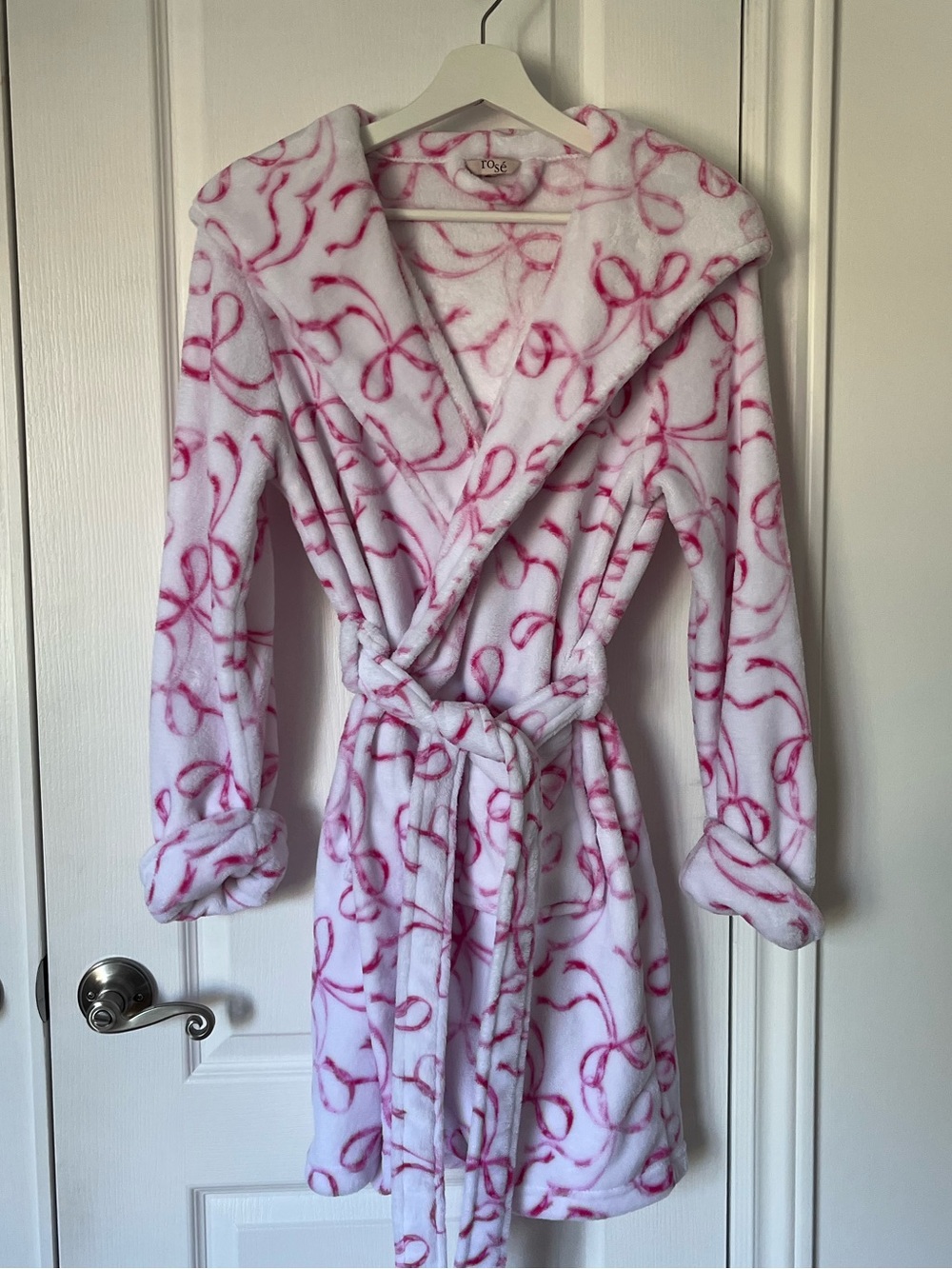 Rosé Cozy Hooded Plush Robe with Coquette Pink Bows Print